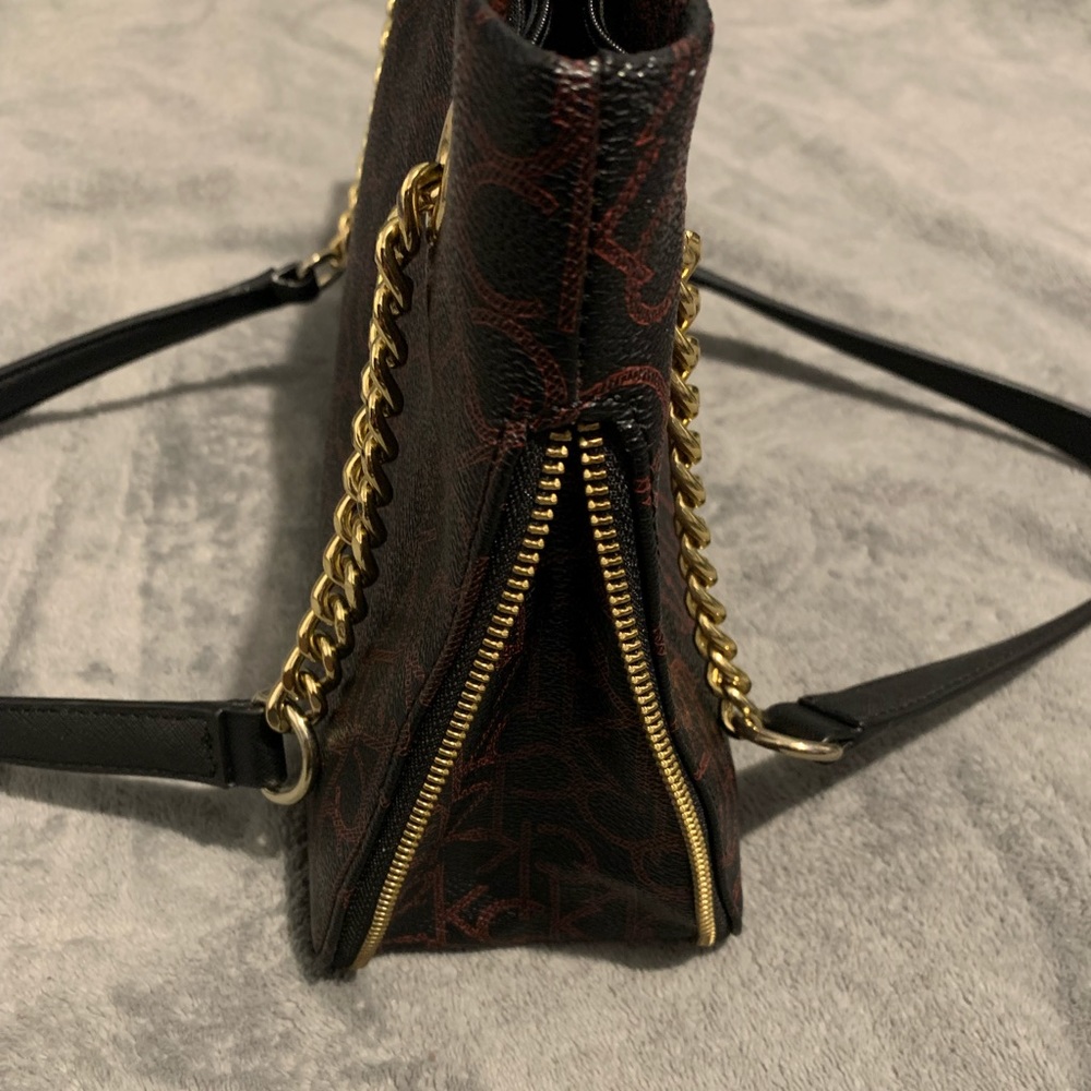 Calvin Klein Gold Chain Shoulder Bag With A Red Monogram Logo And Zipper - Picture 4 of 10